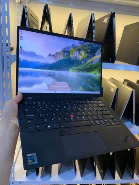 Dijual cepat laptop Lenovo thinkpad x1 carbon core i7 gen 11 ssd 1tb super ngebut body mulus layar4k