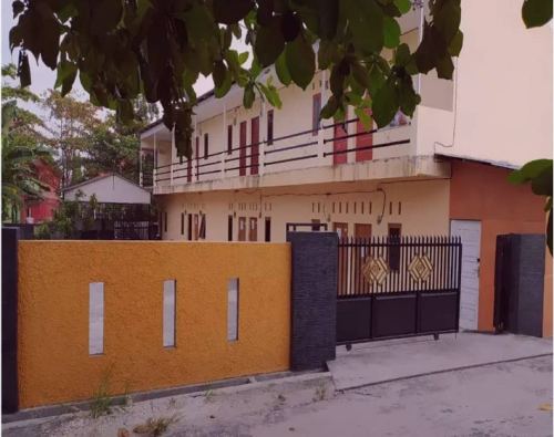 Kost Cowok : (Simpang Tiga)